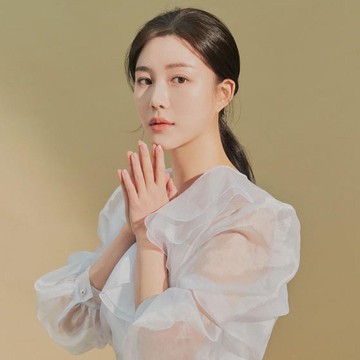 img-title Mengenal Lee Da In Lebih Dekat, Aktris Cantik yang Juga Jadi Calon Istri Lee Seung Gi