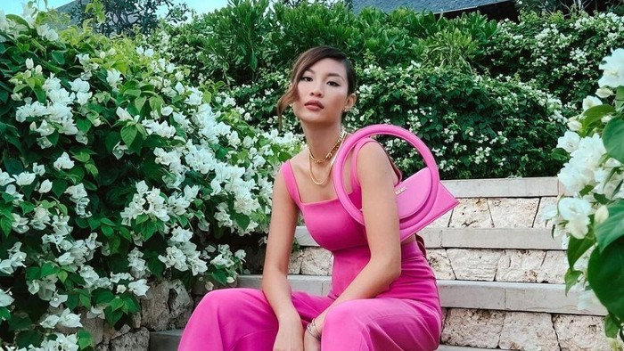 Inspirasi Outfit Bernuansa Ceria dan Penuh Warna ala Patricia Gouw! Cocok untuk Kencan Valentine