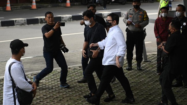 Berdasarkan informasi, Dito yang sempat buron, berhasil ditangkap di Bali. Dia akan langsung dibawa ke Jakarta untuk diperiksa kasus senpi ilegal.