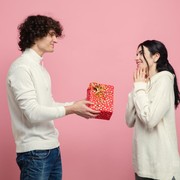 Mendekati Valentine's Day, 4 Zodiak Ini Terkenal Paling Romantis dan Tak Segan Siapkan Kejutan Indah untuk Pasangannya!