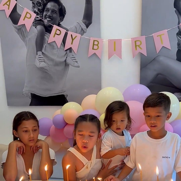 <p>Momen peniupan lilin Kiyomi didampingi oleh teman dan adik-adiknya. "Kami sangat mencintamu! Selamat ulang tahun Kiyomi, malaikat kecil kami," tulis Jennifer Bachdim sebagai keterangan foto unggahannya dalam bahasa Inggris. (Sumber: Instagram @jenniferbachdim)</p>