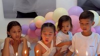 <p>Momen peniupan lilin Kiyomi didampingi oleh teman dan adik-adiknya. "Kami sangat mencintamu! Selamat ulang tahun Kiyomi, malaikat kecil kami," tulis Jennifer Bachdim sebagai keterangan foto unggahannya dalam bahasa Inggris. (Sumber: Instagram @jenniferbachdim)</p>
