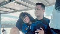 <p>Putri Lydia Kandou itu tak segan memperlihatkan kemesraannya dengan sang kekasih di Instagram. Mereka kerap menghabiskan waktu dengan pergi berlibur. (Foto: Instagram @naymirdad)</p>