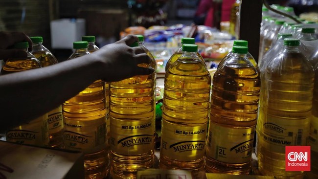 Asosiasi Pengusaha Ritel Indonesia mengancam akan setop menjual minyak goreng di seluruh ritel anggotanya jika pemerintah tidak membayar utang Rp344 miliar.