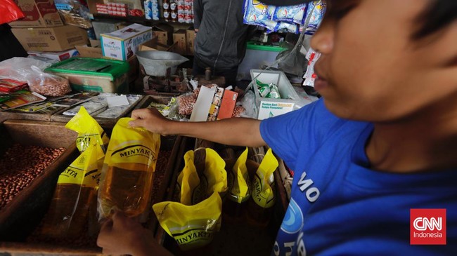 Satgas pangan Mabes Polri menemukan harga Minyakita tembus Rp16 ribu hingga Rp18 ribu per liter di Pasar Terong Makassar, Sulawesi Selatan.