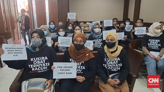 Sidang lanjutan gugatan kasus gangguan ginjal akut ditunda lantara pihak tergugat yakni 3 perusahaan obat dan Kemenkeu mangkir.