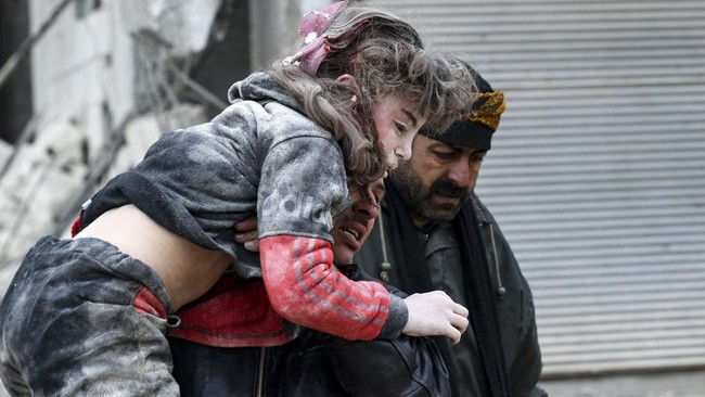 Salah satu bocah perempuan yang tertimpa puing akibat gempa di Suriah meminta tolong diselamatkan.