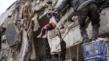 FOTO: Momen Haru Penyelamatan Anak-anak Korban Gempa Turki-Suriah