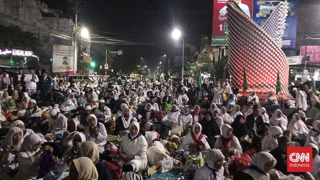 Lantunan Selawat Warga NU Bergemuruh di Stadion Delta Sidoarjo Di puncak Harlah 1 Abad NU, lantunan selawat warga NU bergemuruh di Stadion Delta Sidoarjo, Selasa (7/2) pagi ini.