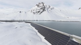 img-title FOTO: Panen Energi Matahari di Tengah Salju ala Swiss