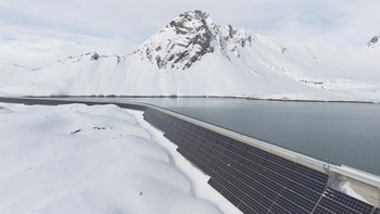 FOTO: Panen Energi Matahari di Tengah Salju ala Swiss