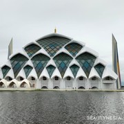 7 Potret Keindahan Masjid Al Jabbar Bandung yang Kini Jadi Destinasi Wisata Religi, Ramai Pengunjung!