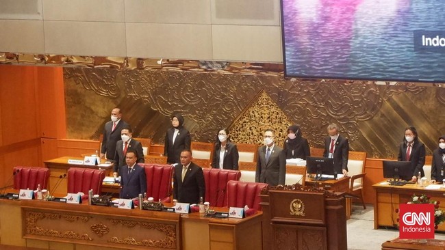 Rapat paripurna DPR menyetujui sembilan anggota Komisi Penyiaran Indonesia Pusat periode 2022-2025 yang telah dipilih melalui hasil uji kelayakan Komisi I.