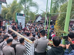 Minta Foto Bugil Dulu, Didemo Kemudian