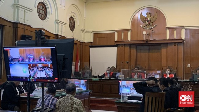 Security Officer Arema yang juga terdakwa bersaksi bahwa pemicu kericuhan suporter saat Tragedi Kanjuruhan Malang justru tindakan represif aparat lebih dulu.