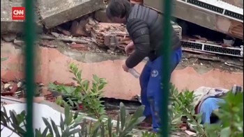 VIDEO: Momen Warga Beri Botol Minum ke Korban Gempa Turki