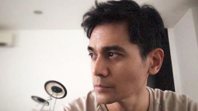 Banyak orang bertanya apa rahasia awet muda Tyo Nugros? Pertanyaan ini langsung mencuat usai menyaksikan konser Dewa 19 beberapa waktu lalu.