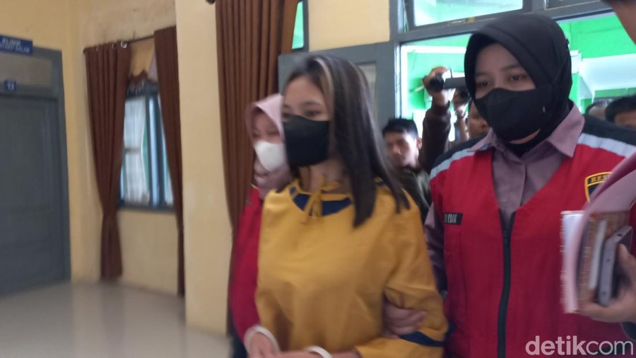 Wanita pedofil saat tiba di RSJ Jambi