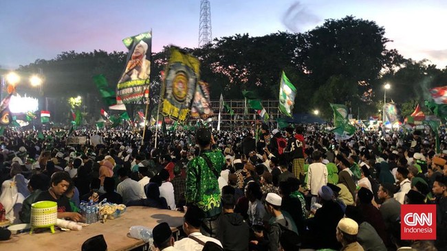 Warga Nahdlatul Ulama (NU) berbondong-bondong mulai memadati area Stadion Gelora Delta Sidoarjo, Jawa Timur, Selasa (7/1) pagi.