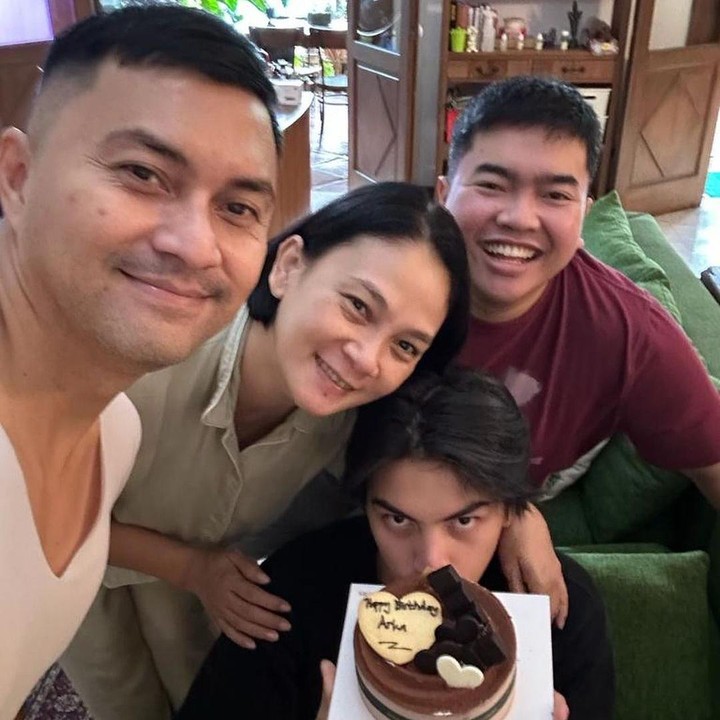<p>Momen ulang tahun Arka dirayakan secara sederhana di rumahnya nih, Bunda. Tak hanya keluarga, Arka juga dikunjungi oleh teman-temannya, nih. "Happy birthday mas @aruckermans," tulis sang ayah sebagai caption dalam akun Instagram @anjasmara. (Foto: Instagram @anjasmara)<br /><br /><br /></p>