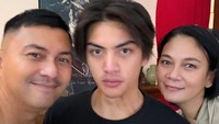 7 Potret Putra Anjasmara & Dian Nitami yang Atlet Hockey, Kharismatik Banget