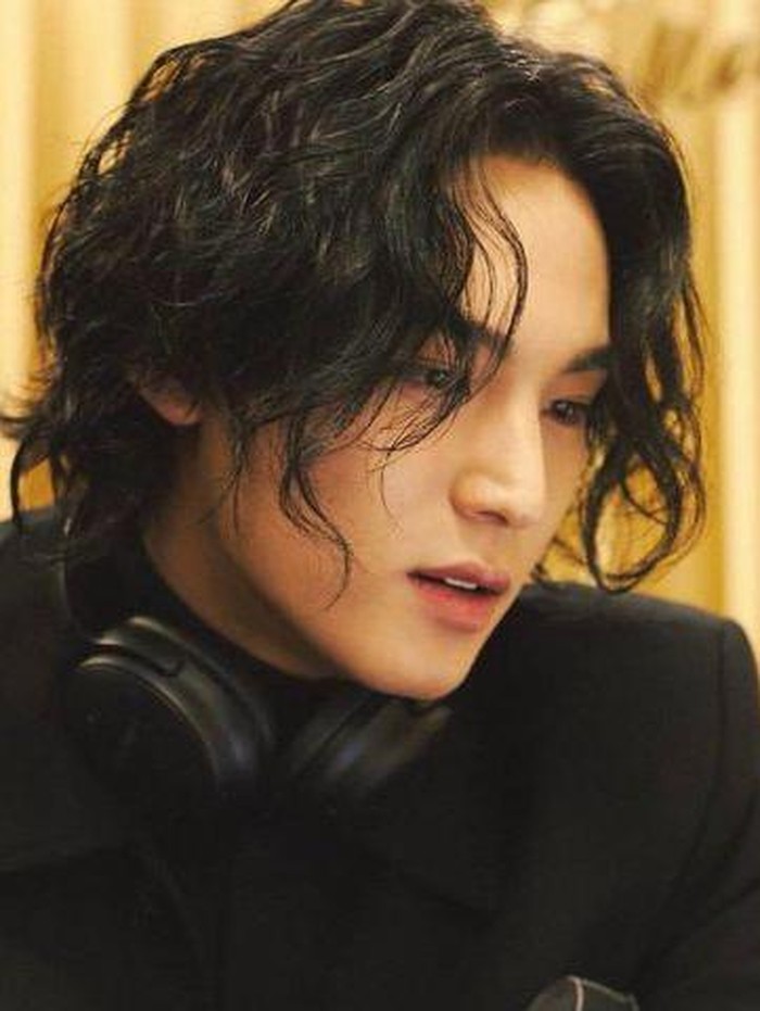 Tak hanya itu saja, Mingyu juga menghadiri event Chanel beberapa waktu lalu dengan rambutnya yang sudah sedikit lebih panjang./ foto: instagram.com/min9yu_k
