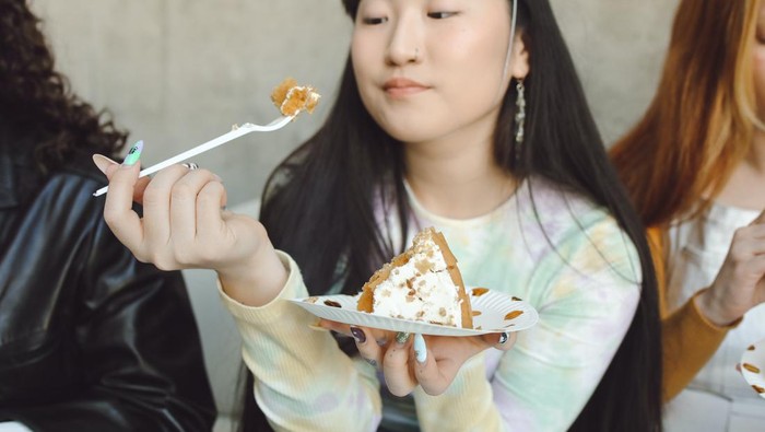 img-title Hati-hati! Sering Mengonsumsi Makanan dan Minuman Manis Bisa Menyebabkan 4 Masalah Kulit Ini