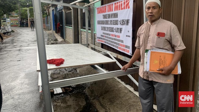 Anggota Provos Polsek Jatinegara Bripka Madih harus berurusan dengan laporan kepolisian lantaran merasa tanah milik orang tuanya diserobot.