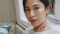 <p>Sejak menikah dengan Maulana Indraguna Sutowo pada 18 Mei 2010 lalu, Dian Sastrowardoyo telah dikaruniai dua orang anak. Bintang film <em>AADC</em> ini masih sering disebut awet muda di usia 40 tahun. Deretan potret <em>selfie</em>-nya kerap menuai pujian. (Foto: Instagram @therealdisastr)</p>