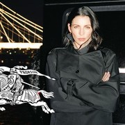 Burberry Punya Logo Baru! Intip Transformasinya dari Masa ke Masa