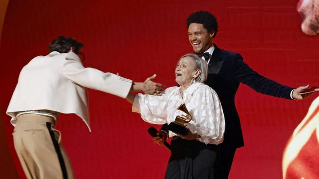 Superfan Harry Styles, Reina, cerita momen dipeluk sang idola di atas panggung Grammy Awards 2023.