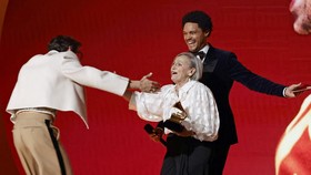 Fan Cerita Detik-detik Dipeluk Harry Styles di Panggung Grammy 2023