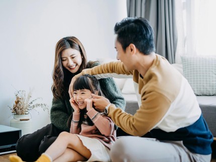 20 Cara Membuat Anak Bahagia dari Tindakan & Ucapan Meski Bunda Sibuk Bekerja