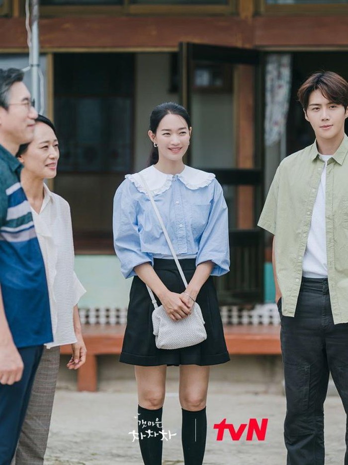 Ingin coba Korean look style untuk valentine kali ini? Boleh banget, Beauties. Kamu bisa contek gaya Shin Min Ah yang memadukan kemeja collar vintage, short pants, dan long socks berikut. Bikin tampilanmu fresh dan cute./ Foto: Instagram.com/tvn_drama