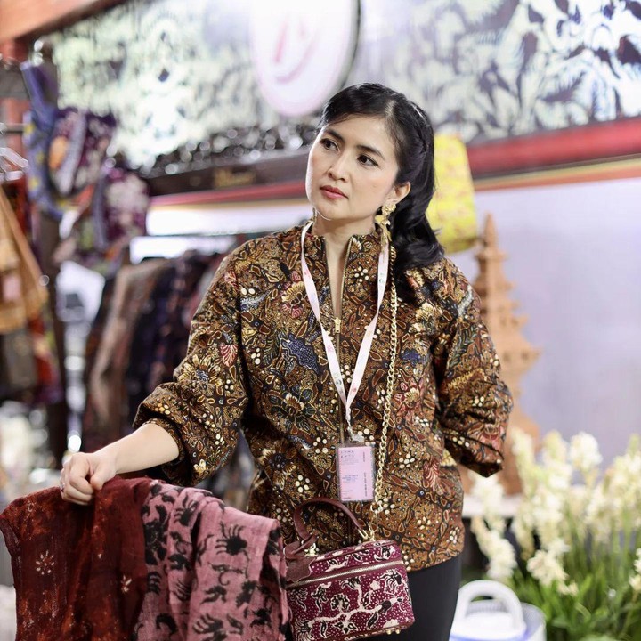 <p>Kadek Devie juga aktif menggunakan media sosial Instagram nih, Bunda. Melalui akun pribadinya, ia kerap membagikan beragam aktivitas hariannya, lho. (Foto: Instagram @kddevie)<br /><br /><br /></p>