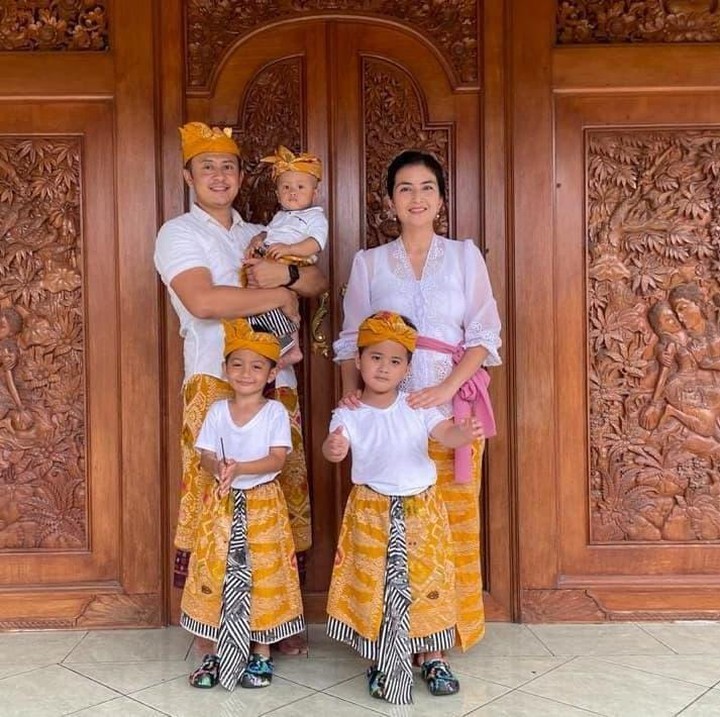 <p>Selain Ibu Bhayangkari, Kadek Devie juga memiliki kesibukan menjadi bunda dari tiga orang anak laki-laki yang di antaranya kembar. (Foto: Instagram @kddevie)<br /><br /><br /></p>