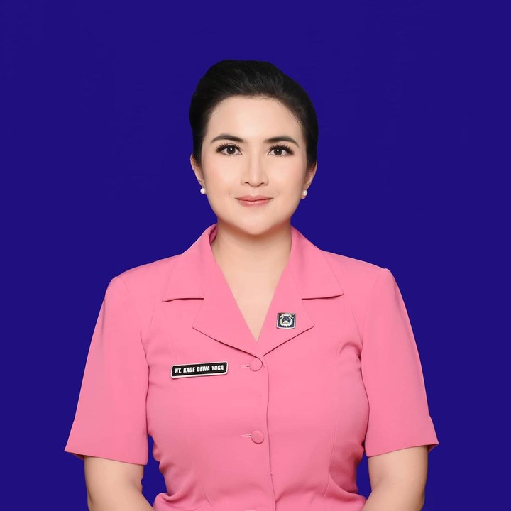 <p>Sang suami merupakan seorang polisi. Sejalan dengan profesi tersebut, otomatis wanita kelahiran 37 tahun silam ini memiliki peran baru, yakni menjadi ibu Bhayangkari. (Foto: Instagram @kddevie)<br /><br /><br /></p>