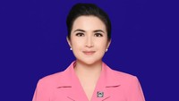 <p>Sang suami merupakan seorang polisi. Sejalan dengan profesi tersebut, otomatis wanita kelahiran 37 tahun silam ini memiliki peran baru, yakni menjadi ibu Bhayangkari. (Foto: Instagram @kddevie)<br /><br /><br /></p>