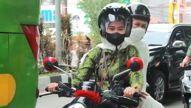 Khofifah yang ingin kembali ke arena harlah NU di Sidoarjo usai melepas kepergian Presiden Jokowi terhambat kemacetan panjang, sehingga dia menumpang motor.