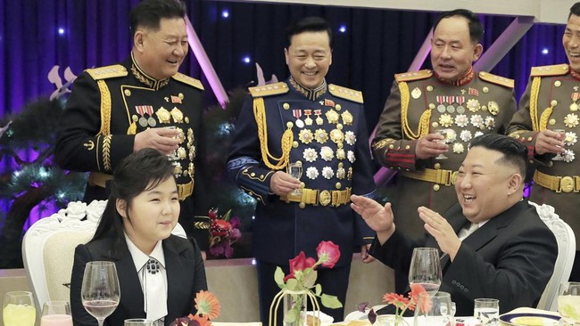 Di tengah kemewahan hidup putri Kim Jong Un, Kim Ju Ae, warga Korut merana hingga terpaksa menelantarkan anak.
