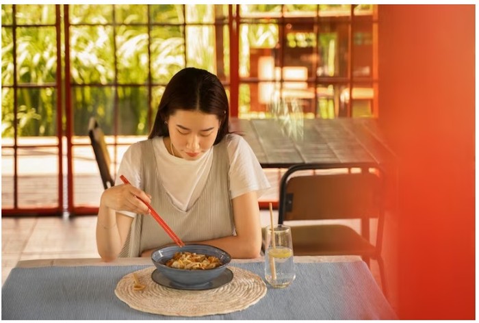 Makan kimchi/Foto:freepik/jcomp