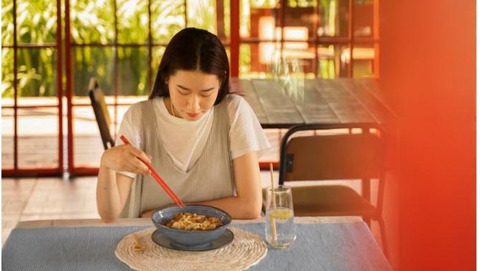 Makan kimchi/Foto:freepik/jcomp