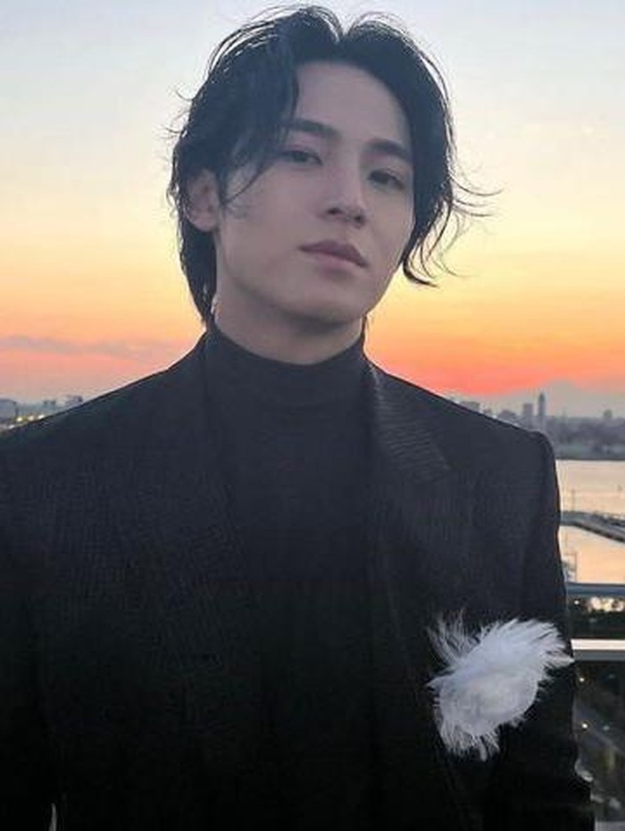 Berbeda dari biasanya, kali ini Mingyu menyapa penggemar lewat akun instagramnya, dengan rambut sedikit gondrong dengan gaya wet look yang memesona./ foto: instagram.com/min9yu_k