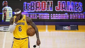 FOTO: Tangis Haru LeBron James Usai Pecahkan Rekor Poin NBA