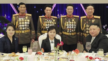 Pemimpin Korea Utara Kim Jong Un lagi-lagi memamerkan putrinya di depan publik. Kali ini, sang putri, Kim Ju Ae, dibawa ke acara perjamuan militer.