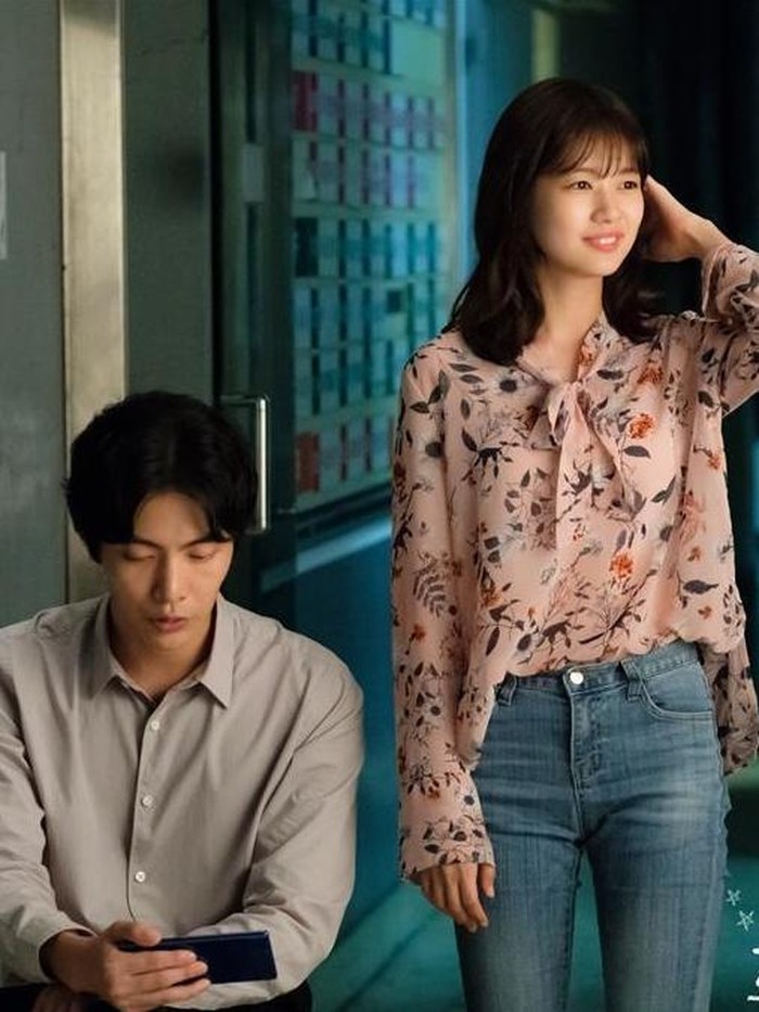 Pakaian memang terkadang mencerminkan perasaan seseorang. Valentine kali ini, saatnya kamu ekspresikan suasana hatimu yang sedang berbunga-bunga, dengan atasan motif bunga berwarna pastel. Bikin kamu tampil manis, Beauties./ Foto: kpopmap.com