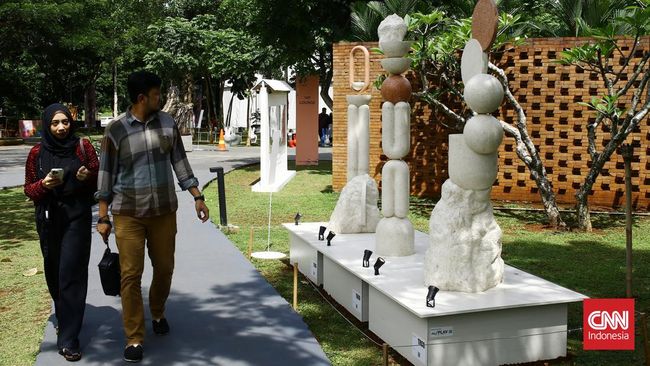 Secara umum, seni dapat diartikan sebagai keahlian dalam membuat karya. Berikut ini adalah pengertian seni menurut para ahli.