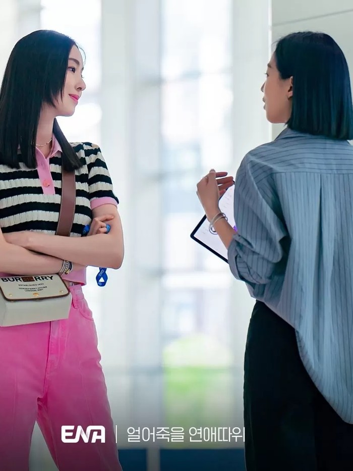 Pink memang identik dengan Valentine. Biar tampil beda, kali ini berikan nuansa pink pada celananmu yuk, Beauties. Untuk atasan kamu bisa padukan knitwear dengan motif stripe yang bikin tampilanmu casual tapi manis./ Foto: instagram.com/channel.ena.d