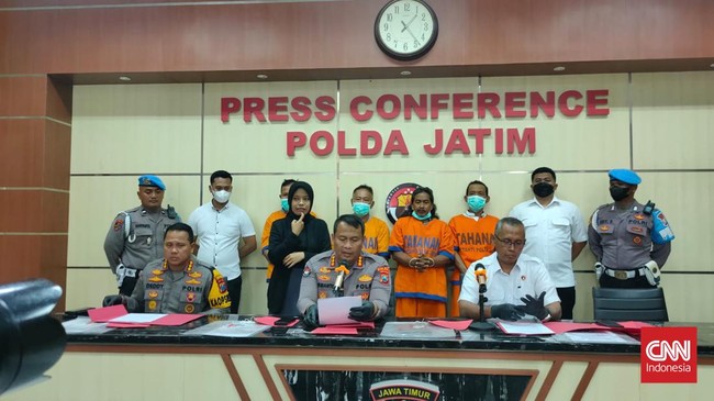 Enam kepala desa di Banyuwangi menjadi penjamin penangguhan penahanan tiga petani asal Desa Pakel yang ditahan di Mapolda Jawa Timur.