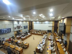 Anggota DPR Tanya Risma soal Dana Kemiskinan Rp 500 T Banyak untuk Rapat